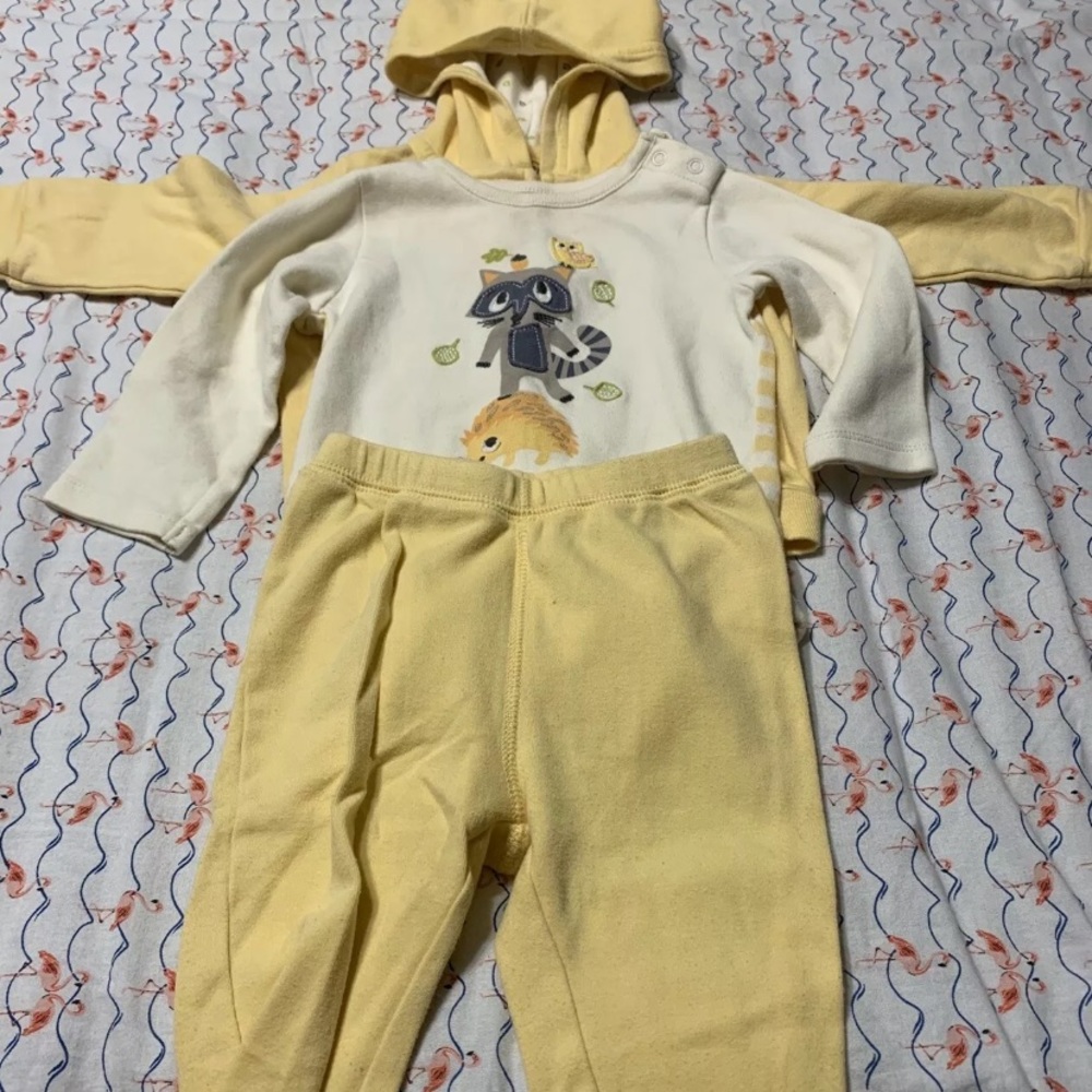 Baby Gap unisex outfit set size 6-12 months.
